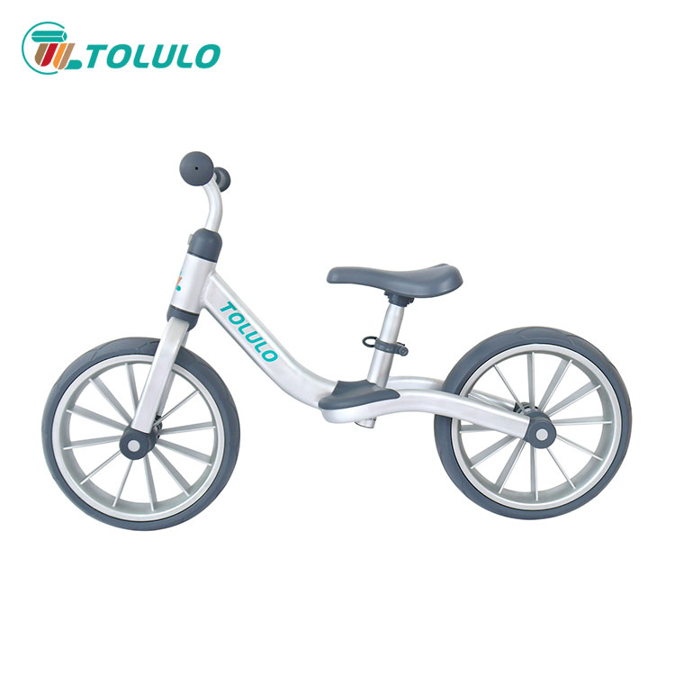 Perché i genitori intelligenti acquistano bici per bilanciamento per i loro figli?